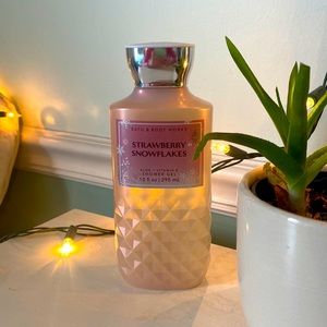 Bath and Body Works Strawberry Snowflakes Shower Gel
